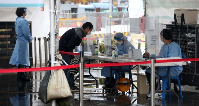 8일 오전 서울역 광장 임시선별검사소에서 시민들이 코로나19 검사를 받고 있다. 사진=뉴시스