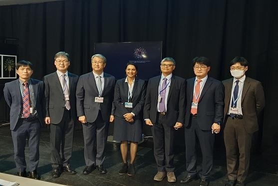 한국수자원공사 박재현 사장(왼쪽 3번째)이 지난 1일(현지시간) 영국 글래스고에서 열린 제26차 유엔기후변화협약 당사국총회(COP26)에서 샤밀라 나이르 베둘레 유네스코(UNESCO) 사무총장보(왼쪽 4번째)와 기념사진을 찍고 있다. 사진=한국수자원공사 