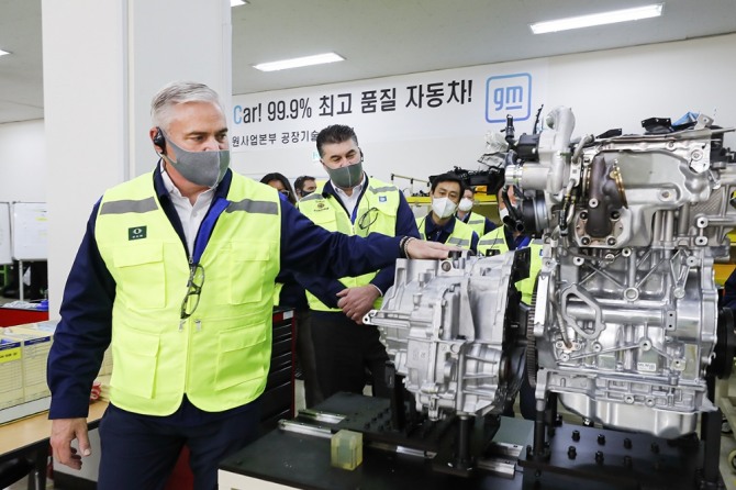 창원공장 방문중 인 스티브 키퍼 부사장. 사진=한국GM