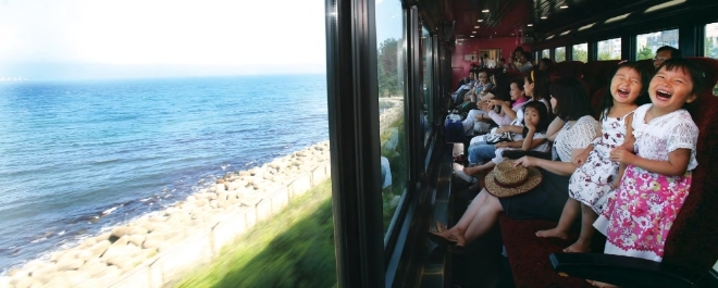 한국철도(코레일) 관광전용열차인 '바다열차'의 승객들이 동해 바다를 보며 여행하고 있다. 사진=한국철도