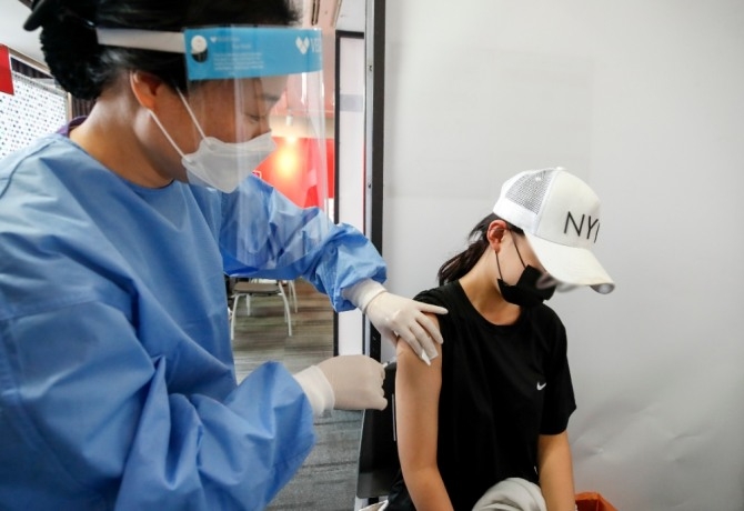 12∼15세(2006∼2009년생)에 대한 코로나19 백신 접종이 시작된 지난 1일 오전 서울시내 한 병원을 찾은 청소년이 화이자 백신 접종을 받고 있다. 사진=뉴시스