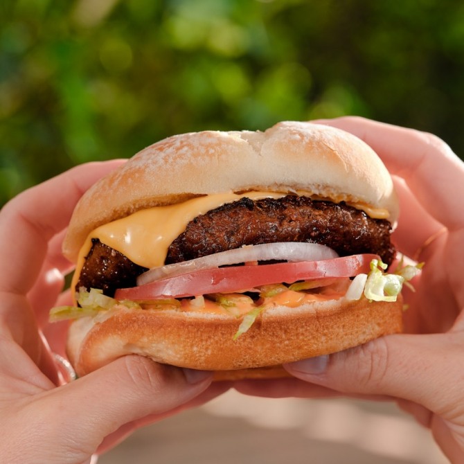 비욘드 미트의 대체육이 들어간 햄버거 제품 사진=비욘드 미트