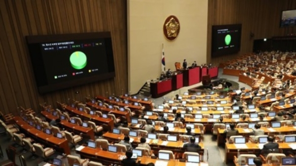 11일 오후 국회 본회의에서 청소년 보호법 일부개정법률안이 통과되고 있다. 사진=연합뉴스