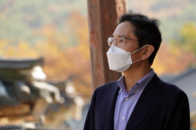 이재용 삼성전자 부회장이 지난 2일 경남 양산 통도사를 방문해 경내를 둘러보고 있다. 사진=뉴시스·통도사