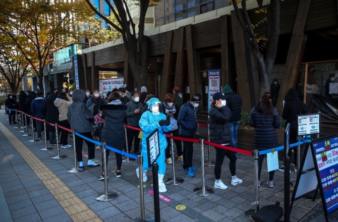 12일 오전 서울 송파구보건소에 설치된 코로나19 선별진료소를 찾은 시민들이 검사를 받기 위해 대기 중이다. 사진=뉴시스