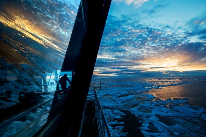 현재 북극항로는 1년 중 한 달만 운항이 가능하지만 지구온난화의 영향으로 이용 가능한 시간이 더욱 늘어날 것으로 보인다. 사진=AP/뉴시스