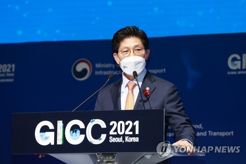 노형욱 국토교통부 장관이 15일 서울 장충동 신라호텔에서 열린 '글로벌 인프라 협력 콘퍼런스 2021'(GICC 2021) 개막식에서 환영사를 하고 있다. 사진=연합뉴스