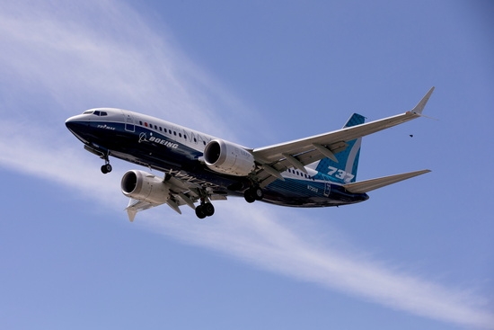 보잉 737 맥스 기종이 시험 비행 후 착룍하고 있다. 사진=로이터