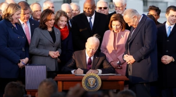 바이든 미 대통령이 1조 달러 이상의 초당적 인프라 법안에 공식 서명하고 있다. 사진=CNBC