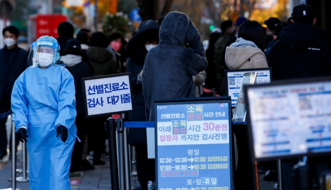 지난 12일 오전 서울 송파구보건소에 설치된 코로나19 선별진료소를 찾은 시민들이 검사를 받기 위해 대기 중이다. 사진=뉴시스