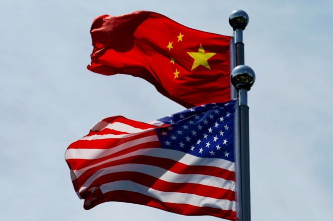 미국 성조기(아래)와 중국 오성홍기. 사진=로이터