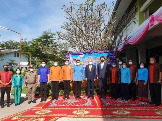 지난 11일 태국 브리람주에 걸립된 K팝 복합문화공간 현판식에 참석한 이욱헌 주태국 대사와 태국측 인사들. 사진=주태국 한국문화원
