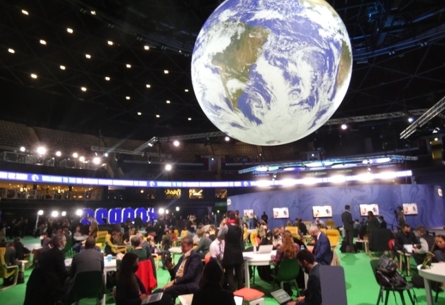 제26차 유엔기후변화협약 당사국총회(COP26)가 열린 영국 글래스고 스코티쉬 이벤트캠퍼스(SEC)에서 각국 참가자들이 회의하는 모습. 사진=뉴시스 