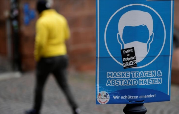 마스크착용을 촉구하는 포스터가 붙어있는 독일 마르부르크 거리. 사진=로이터