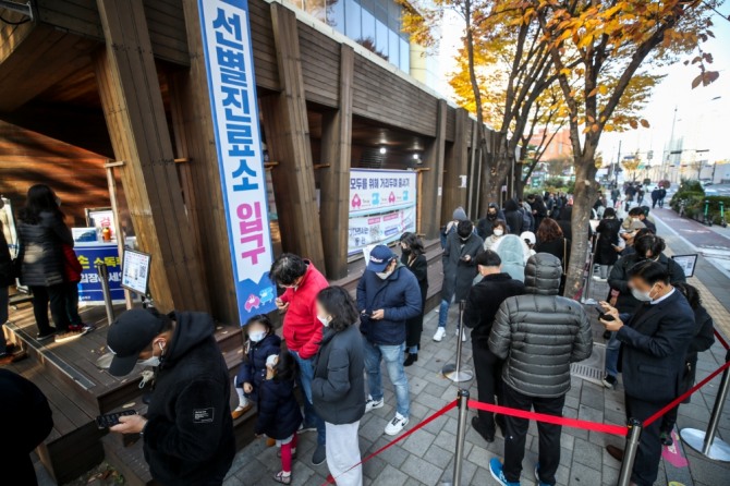 17일 오전 서울 송파구보건소에 설치된 코로나19 선별진료소 앞에 시민들이 검사를 받기 위해 서 있다. 사진=뉴시스