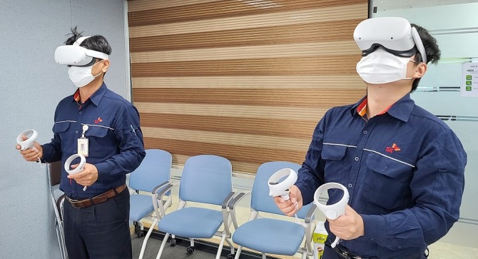 SK이노베이션 자회사 SK에너지 임직원들이 VR 프로그램을 이용하고 있다. 사진=SK이노베이션