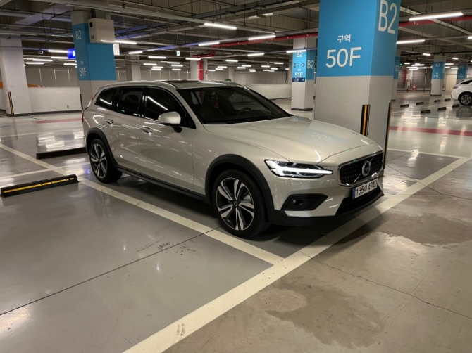 V60 CC B5 AWD 측면. 사진=글로벌이코노믹 이창호 기자