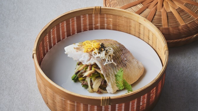 '미슐랭 가이드 서울 2021'에 등재된 서울 전통 한식당 온지움이 19일 뉴욕에 매장을 오픈한다. 사진은 온지움 도미 요리. 사진=온지움