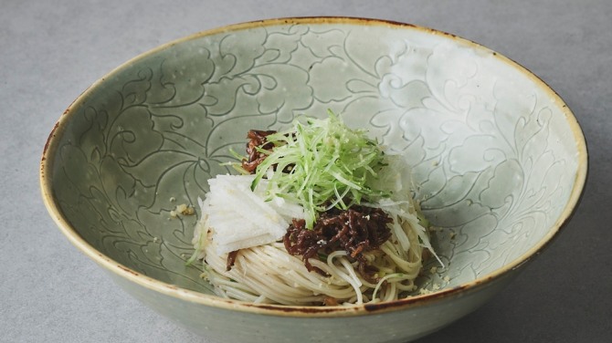 온지움 대표 메뉴 골동면. 차가운 밀면에 곱게 채썬 배와 오이, 와규 설로인을 곁들인다. 사진=온지움