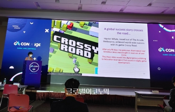 주한호주대사관이 주관한 지스타 2021 컨퍼런스서 소개된 '길건너 친구들(Crossy Road)'. 사진=글로벌이코노믹