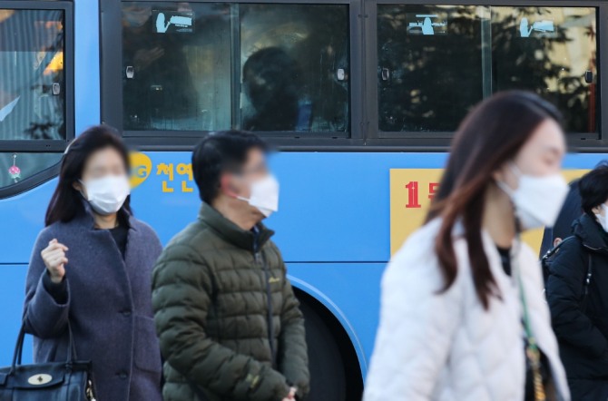 서울 종로구 광화문 네거리 인근에서 직장인들이 출근하고 있다. 사진=뉴시스