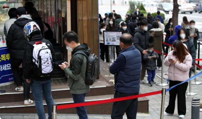 18일 오전 서울 송파구보건소에 설치된 코로나19 선별진료소를 찾은 시민들이 검사를 받기 위해 서 있다. 사진=뉴시스