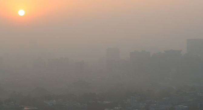 20일 중국발 스모그의 영향이 지속되면서 중부지방을 중심으로 초미세먼지, 미세먼지 농도가 '나쁨' 수준으로 유지되고 있다. 사진=뉴시스