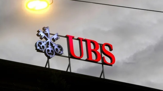 UBS가 내년에 퇴임하는 악셀 베버 회장의 후임으로 모건스탠리 사장 출신 콤 캘러허를 선임했다. 사진=로이터
