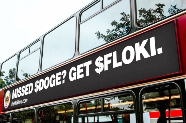 사진은 영국의 대중교통 수단인 버스에 부착된 플로키 코인 광고.