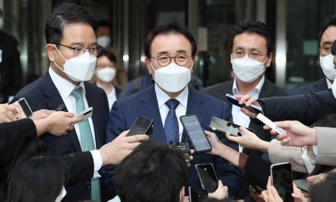 조용병 신한금융지주 회장이 22일 오후 서울 서초구 서울고등법원에서 열린 항소심 선고 공판을 마친 후 발언을 하고 있다. [사진=뉴시스]