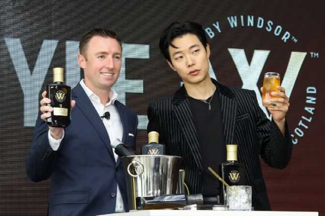 디아지오코리아는 젊은 소비자층을 공략하기 위해 최근 '더블유 바이 윈저' 새로운 브랜드 캠페인 모델로 배우 류준열을 발탁했다. 사진은 댄 해밀턴 디아지오코리아 대표(왼쪽)과 류준열. 사진=디아지오코리아