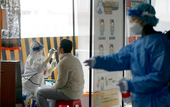 22일 광주 북구 용봉동 선별진료소에서 보건소 의료진이 코로나19 검체를 채취하고 있다. 사진=뉴시스