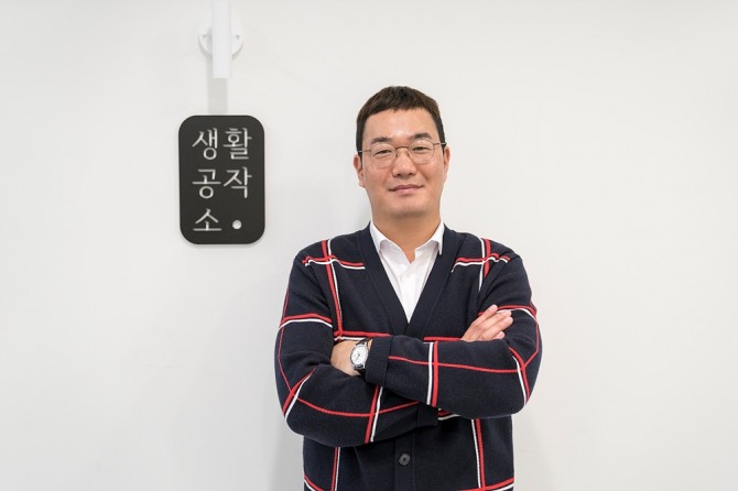 김지선 대표가 본사 벽에 붙어있는 로고 앞에서 포즈를 취하고 있다. 생활공작소는 최근 두유 제품을 내놓으며 식음료 부문까지 사업 영역을 확장했다. 사진=생활공작소