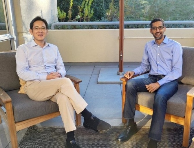 이재용 삼성전자 부회장이 지난 22일(현지시간) 미국 실리콘밸리 구글 본사에서 순다르 피차이 CEO(최고경영자)를 만나고 있다. 사진=삼성전자