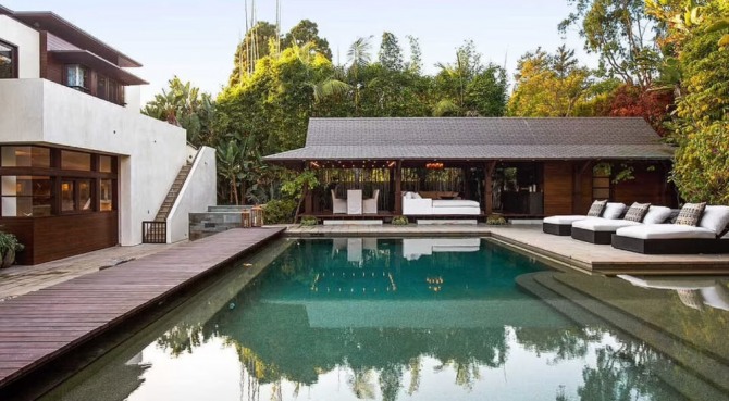 젠 스타일의 맷 데이먼 소유 퍼시픽 팰리세이드 저택이 최근 1800만 달러에 매각됐다. 