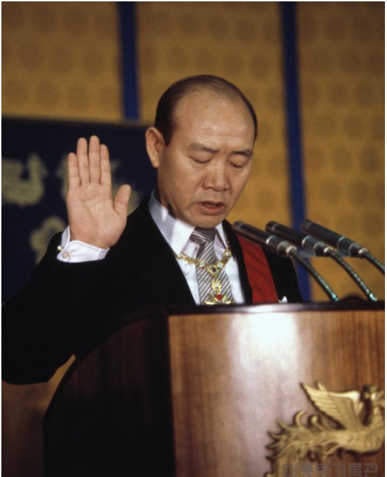 1980년 전두환 대통령 취임식에서 취임 선서를 하는 모습.