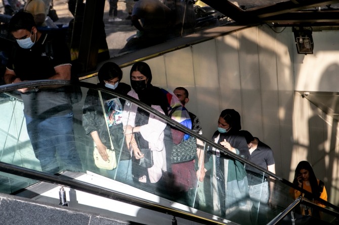 이란 테헤란에서 마스크를 쓴 시민들이 승강기를 타고 이동하고 있다. 사진=뉴시스