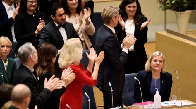 마그달레나 안데르손(Magdalena Andersson) 스웨덴 첫 여성총리로 선출되자 기립박수를 받고 있다. 사진=로이터