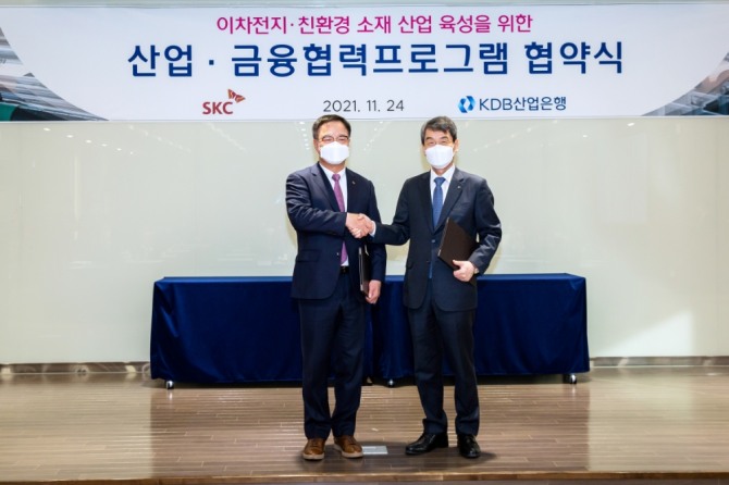 이완재 SKC 사장(왼쪽)과 이동걸 산업은행 회장이 24일 전북 정읍시 SK넥실리스 정읍공장에서 ‘2차전지·친환경 소재 산업 육성을 위한 산업∙금융협력 프로그램 협약’을 체결 후 악수하고 있다. 사진=SKC