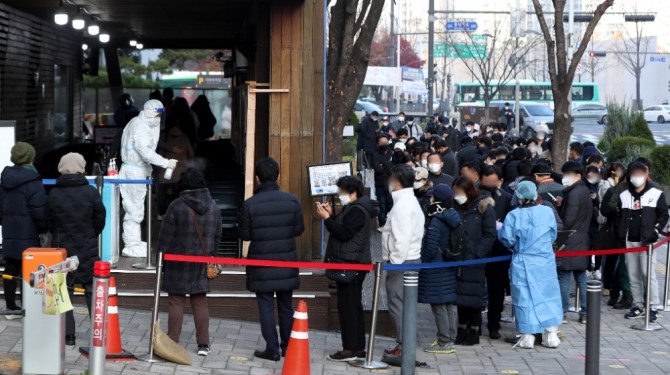 25일 오전 서울 송파구보건소 선별진료소에서 시민들이 코로나19 검사를 받기 위해 대기하고 있다. 사진=뉴시스