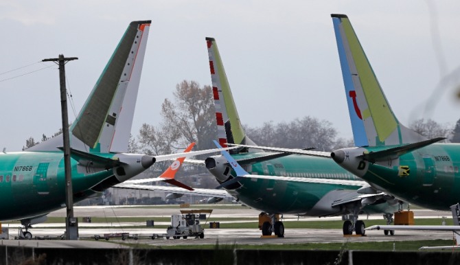 국토교통부(국토부)가 잇따른 추락사고를 냈던 ‘보잉 737 맥스’ 항공기 운항 재개를 결정해 국내 항공업계가 고민에 빠졌다. 사진=뉴시스