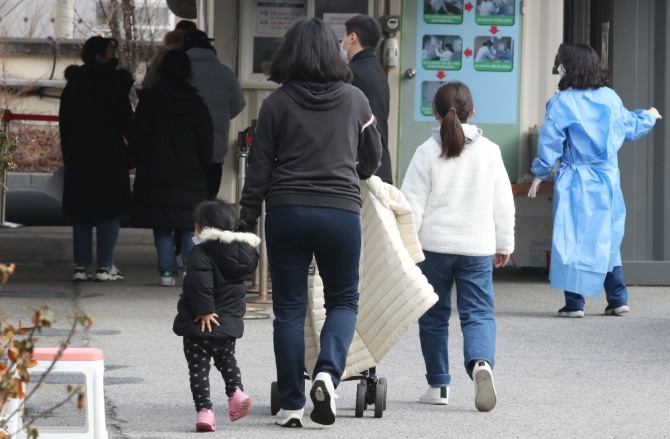 코로나19 신규 확진자가 3938명으로 집계된 25일 오후 서울 은평구 서울시립서북병원 선별진료소에서 아이들이 검사를 받기 위해 이동하고 있다. 사진=뉴시스