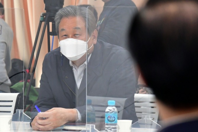 4월 8일 서울 마포 포럼에서 국민의힘 김무성 전 의원이 밝은 표정을 짓고 있다. 사진=뉴시스
