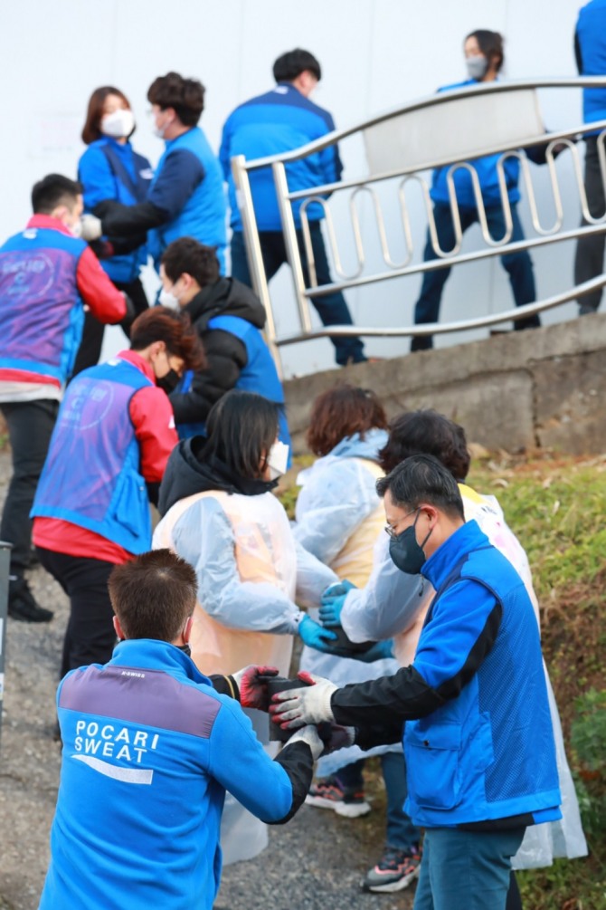 동아오츠카 임직원들은 지난 23일 안양시 만안구에서 '사랑의 이온데이' 봉사활동에 참여했다. 사진=동아오츠카