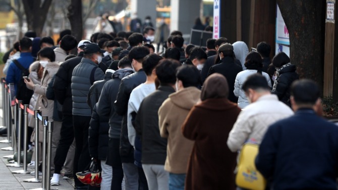 25일 오전 서울 송파구보건소 선별진료소에서 시민들이 코로나19 검사를 받기 위해 대기하고 있다. 사진=뉴시스