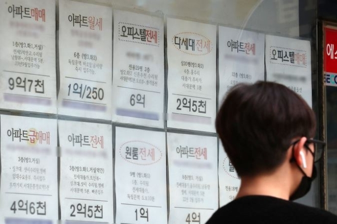 서울 시내 한 공인중개사 사무소에 매물 시세표가 붙어있다. 사진=뉴시스
