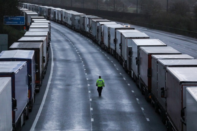 지난해 12월 21일(현지시간) 유럽연합이 영국에 대한 여행금지령을 내린 뒤 영국과 유럽을 연결하는 도버해협 지하터널로 연결되는 영국 남동부 켄트 구간의 고속도로에 화물 트럭들이 멈춰 서있다. 사진=로이터