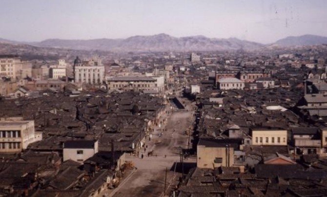 1950년대 6.25 발발 전 청계천 도심(오른쪽 붉은 건물이 조흥은행) [사진=서울역사박물관]