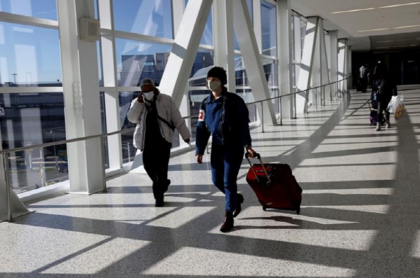 여행객들이 입국하고 있는 미국 뉴욕의 존 F. 케네디 국제공항 입국장 모습. 사진=로이터