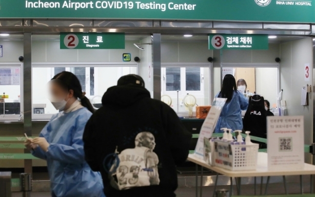 28일 인천국제공항 2터미널에 마련된 코로나19 검사센터에서 해외입국객들이 검사를 받기 위해 대기하고 있다. 사진=뉴시스 
